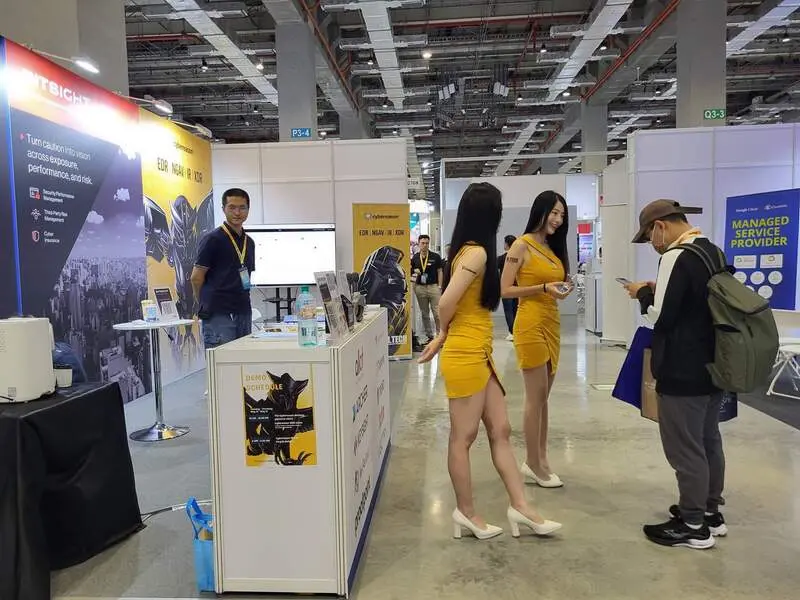 CYBERSEC Booth Interaction Area 台灣資安大會安穩特展覽攤位接待區,有參觀者洽詢