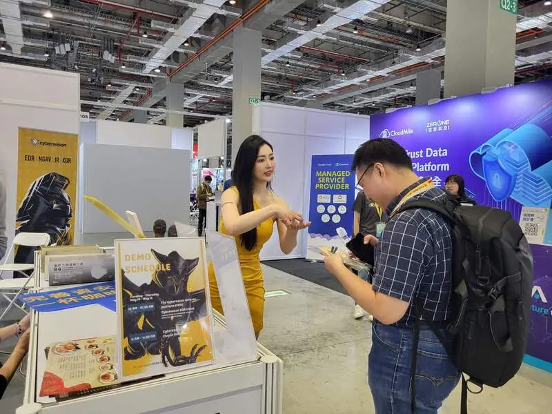 CYBERSEC Exhibition Information Show Girl 台灣資安大會展覽會場的引導人員(Show Girl),協助資訊洽詢